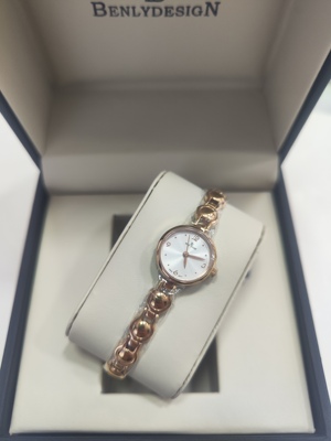 宾利8055小表盘石英表女时尚潮流百搭手链款表钢带防水网红爆款表