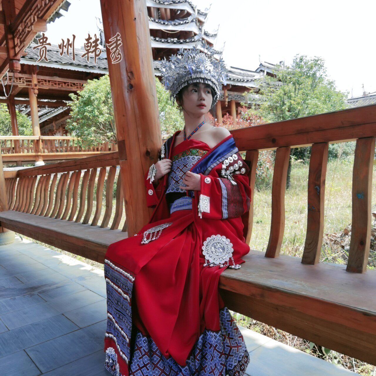 少数民族服装春秋款长裙半身裙红色套装汉服旅拍写真服饰头饰