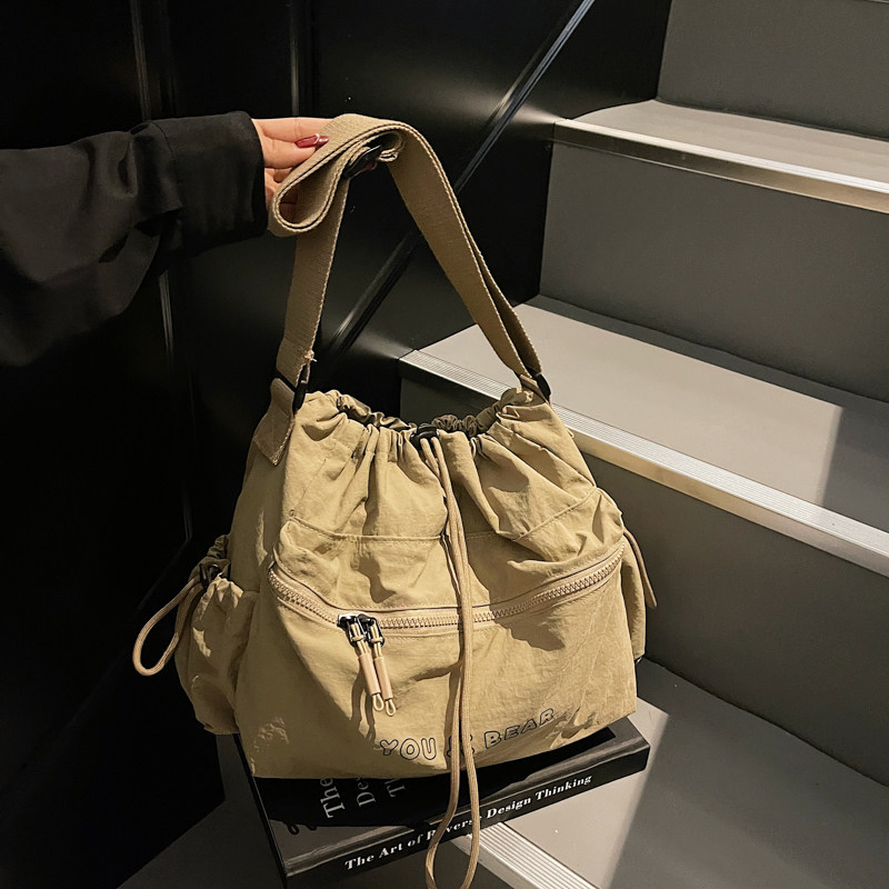大容量慵懒布包轻便抽绳水桶包旅行包2025新款简约通勤单肩斜挎包,箱包皮具/热销女包/男包,通用款女包,淘宝优惠券,粉丝福利购,淘宝优惠卷