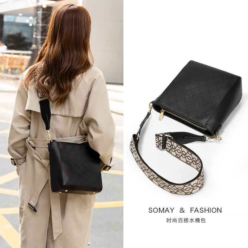 学生水桶包包2020新款夏季简约百搭大容量大包单肩斜挎包流行女包