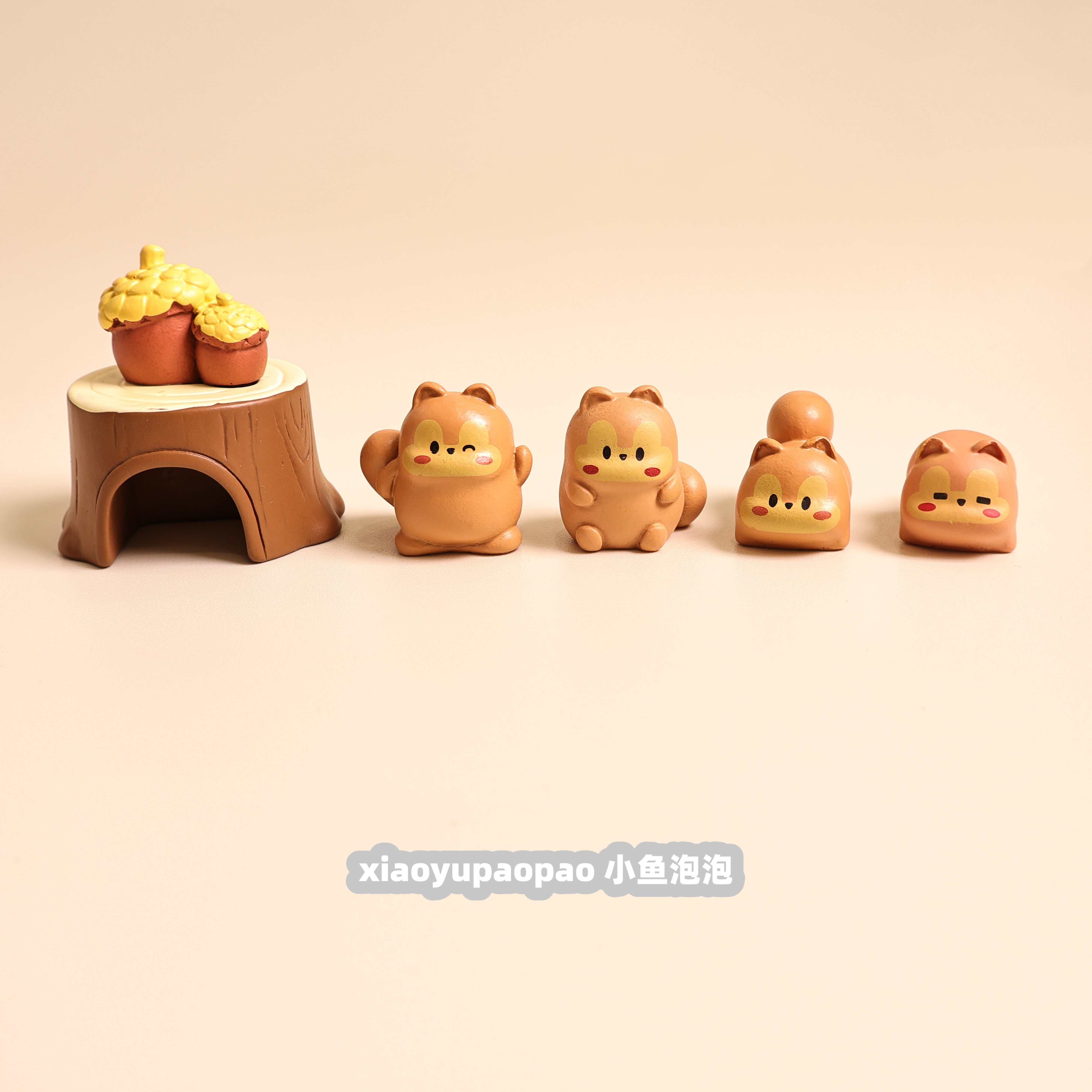 可爱卡通钻树洞小松鼠桌面摆件