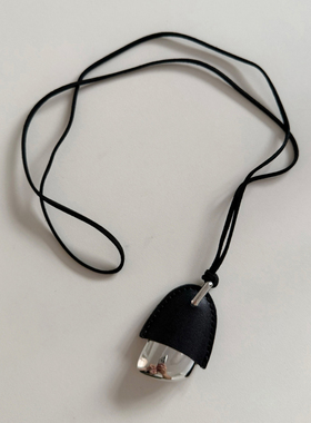 ins韩国欧尼同款小众时尚高级感黑色皮革金属吊坠项链颈链锁骨链