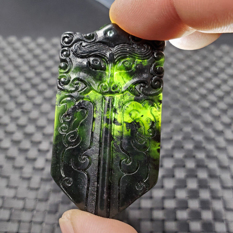 精美天然玉石新疆墨玉狮子头古币吊坠墨绿蛇纹石玉吊坠玉牌子玉坠