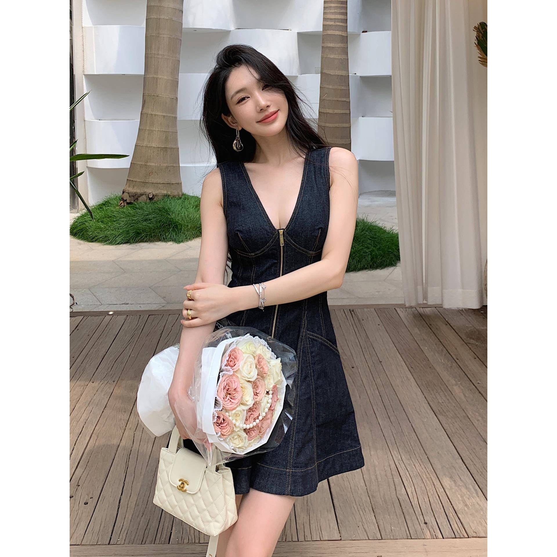 2025新款女装性感V领无袖蓝黑色牛仔连衣裙高级好看收腰显瘦裙子