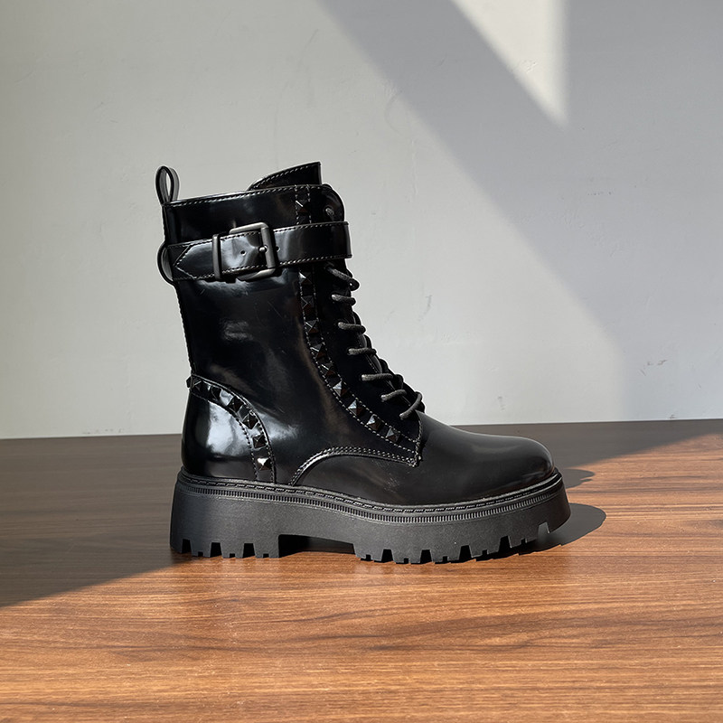 帅气2025秋冬漆皮马丁靴欧美大码厚底皮带扣铆钉机车靴英伦风女靴