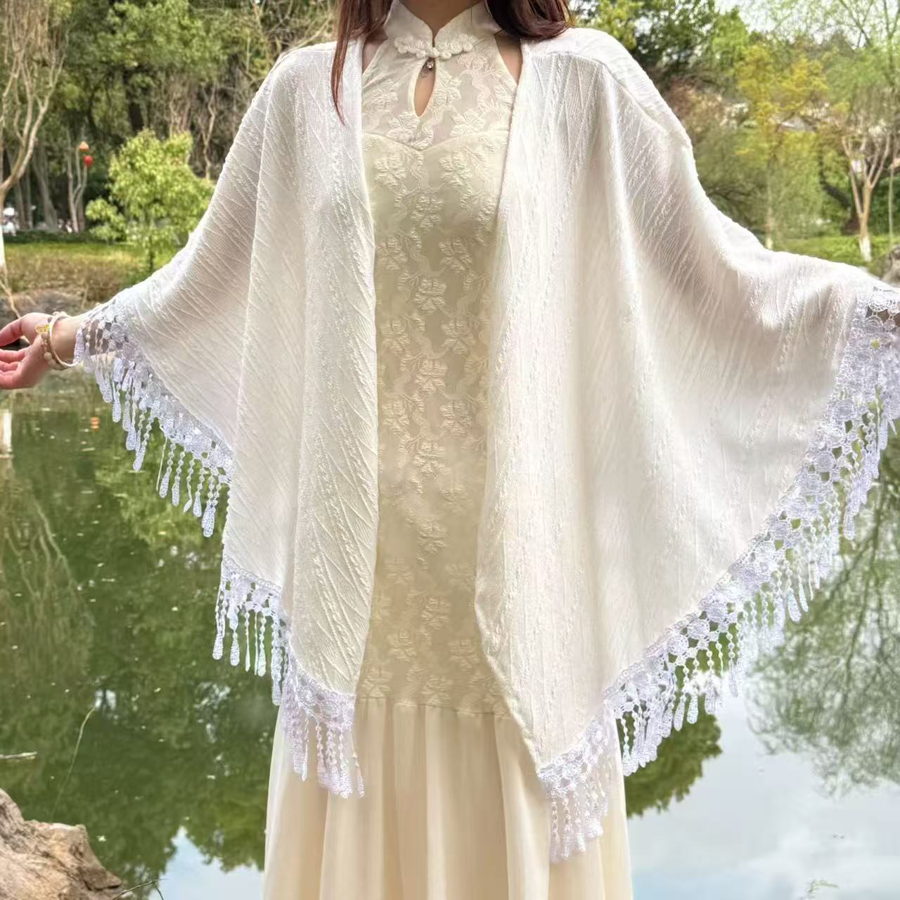白色蕾丝大流苏防晒针织披肩