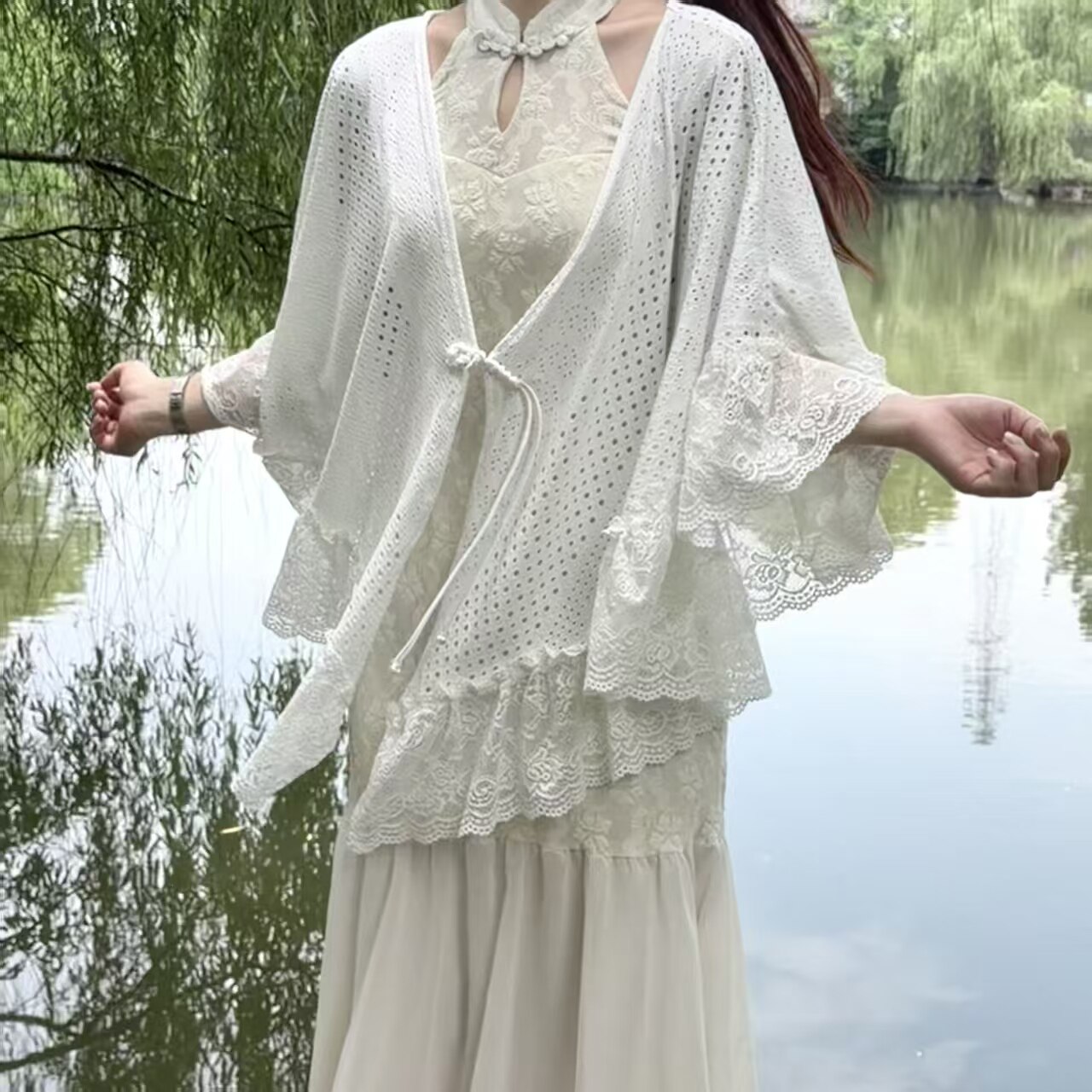 白色镂空蕾丝木耳边防晒披肩
