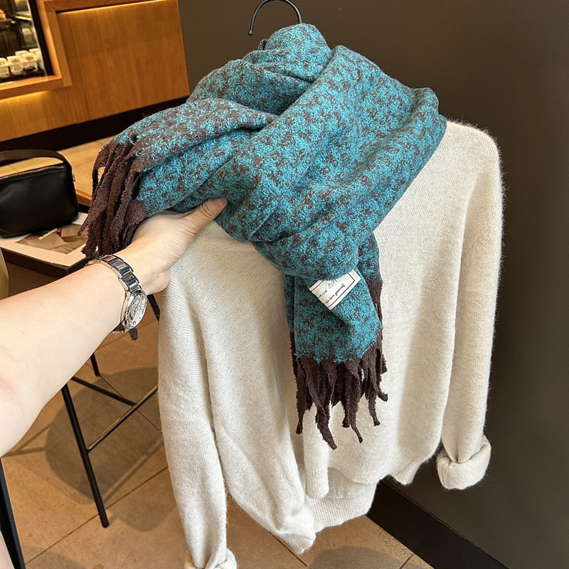 显白松石绿色时尚百搭豹纹围巾女