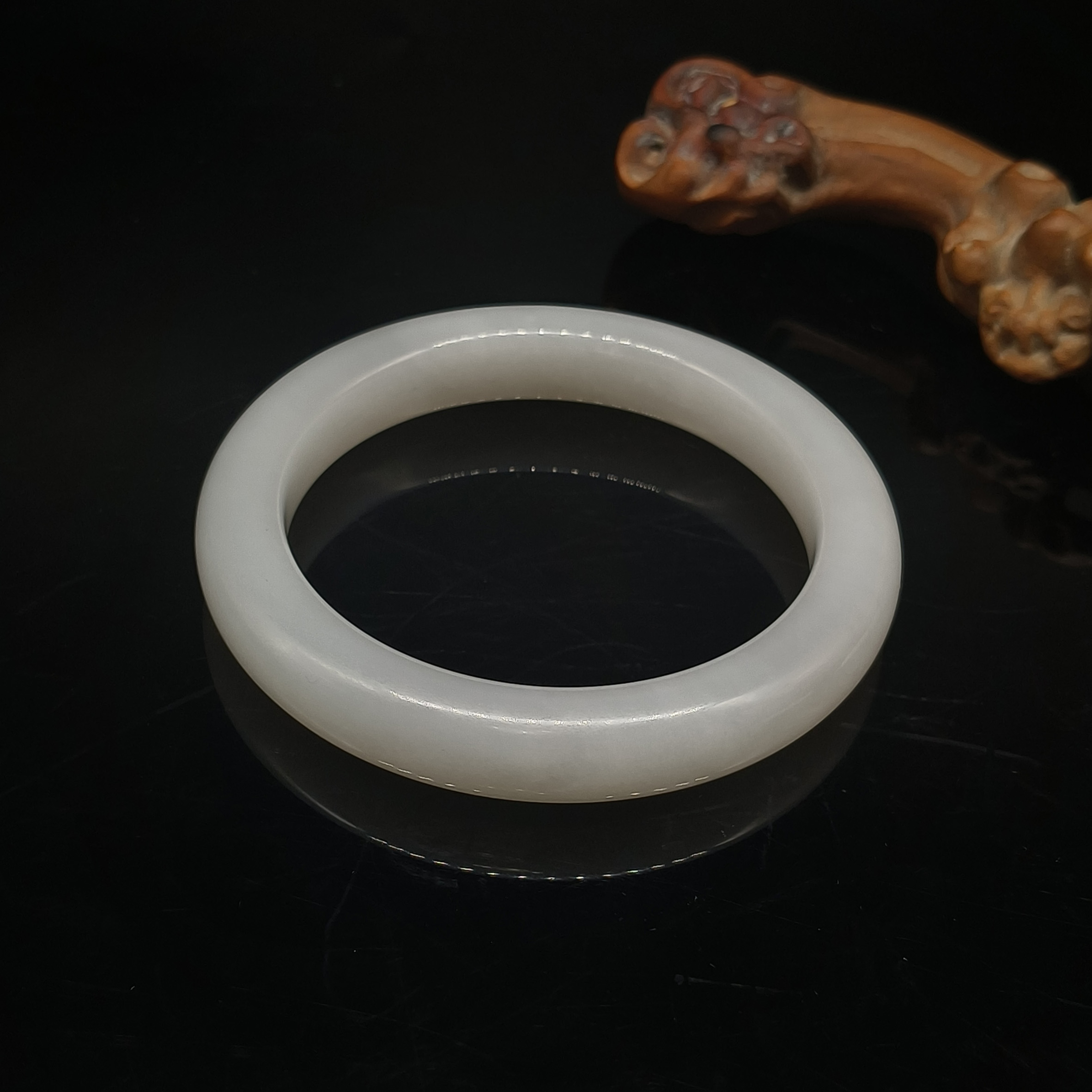 和田玉羊脂白玉手镯    内径57.7mm   重量60.796克 24121300011