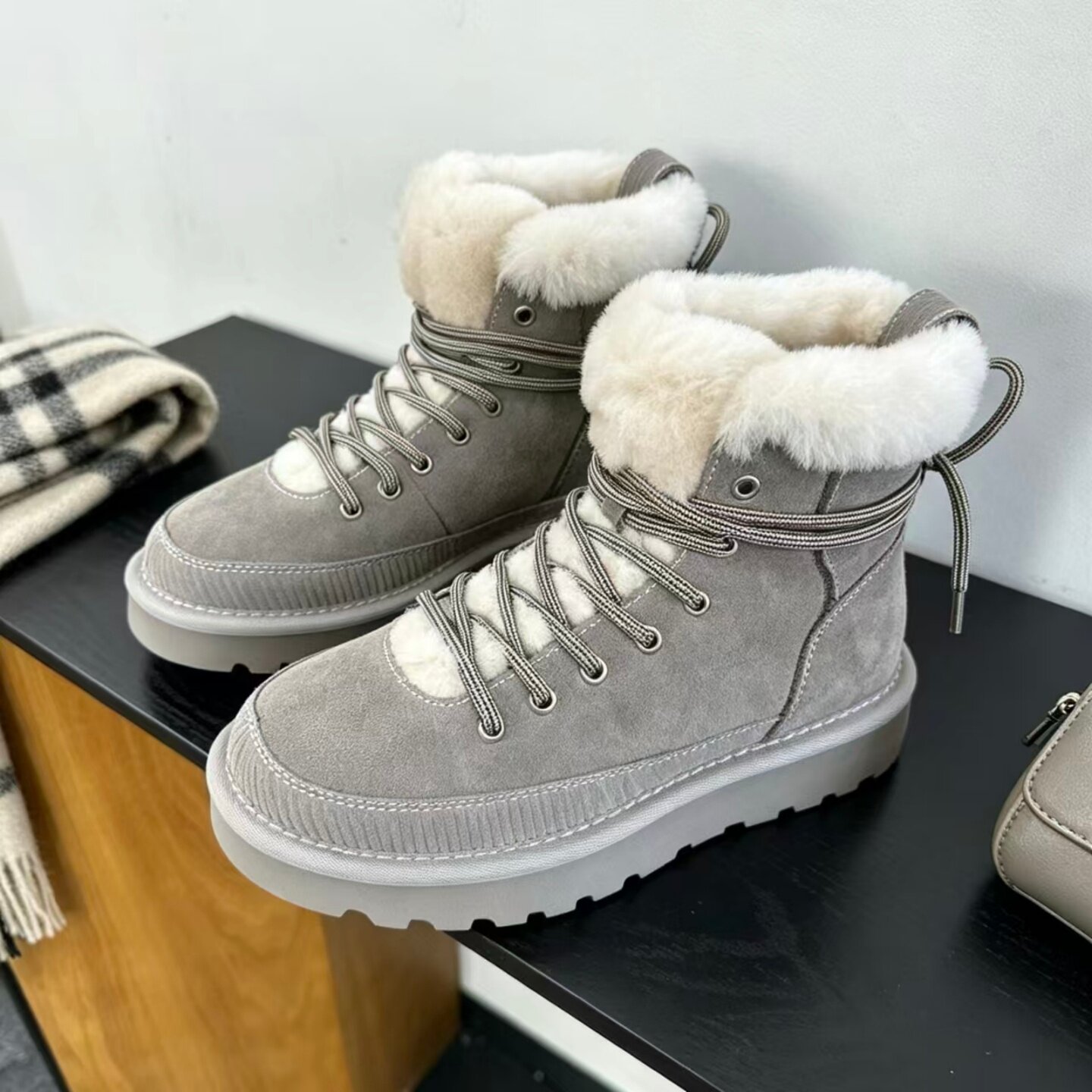 澳洲纯羊毛内里保暖防滑雪地靴