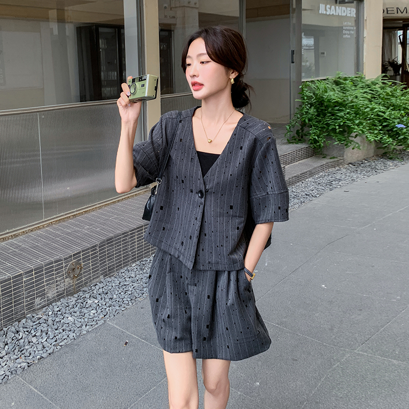 灰色镂空条纹西装套装女夏季2025新款时尚洋气减龄显瘦短裤两件套