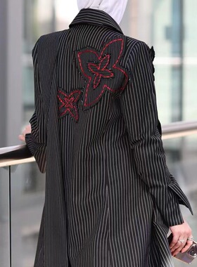 26春 条纹拼接不规则飘带手工花朵长款西装外套风衣