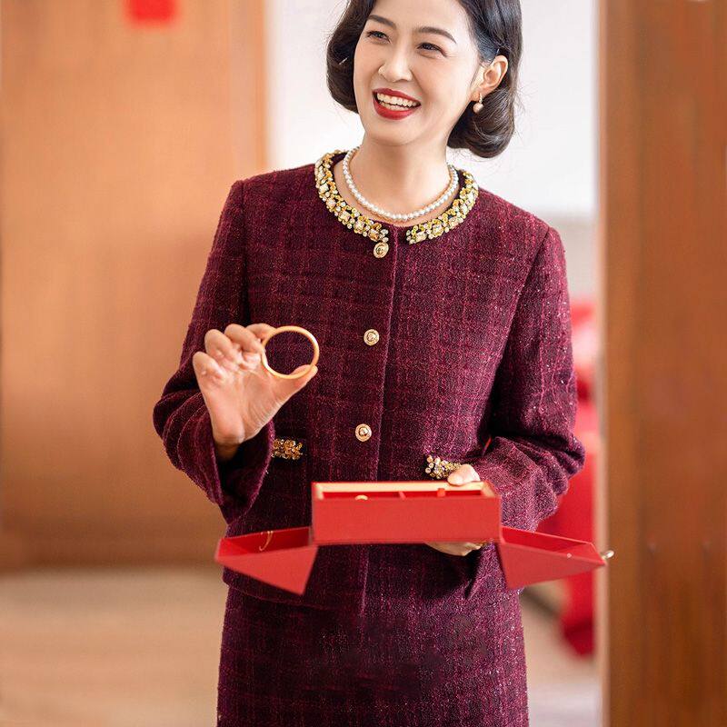 2024爆款妈妈小香风外套女秋冬季加厚减龄洋气超好看紫色高贵套装