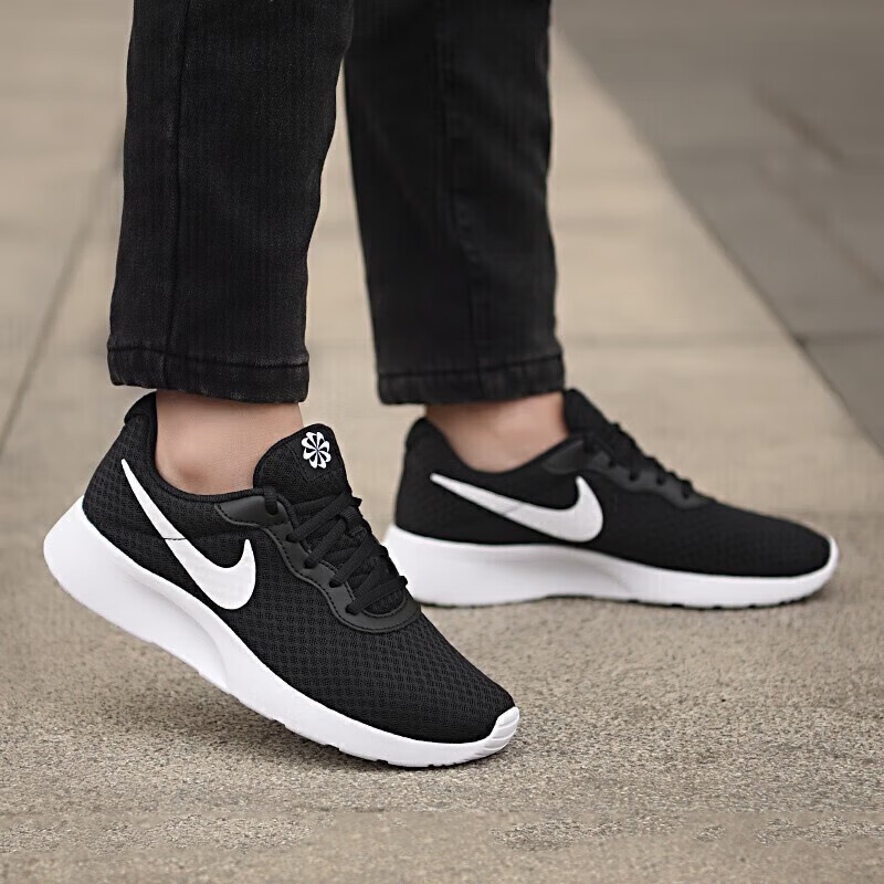 Nike耐克女透气轻便运动跑步鞋