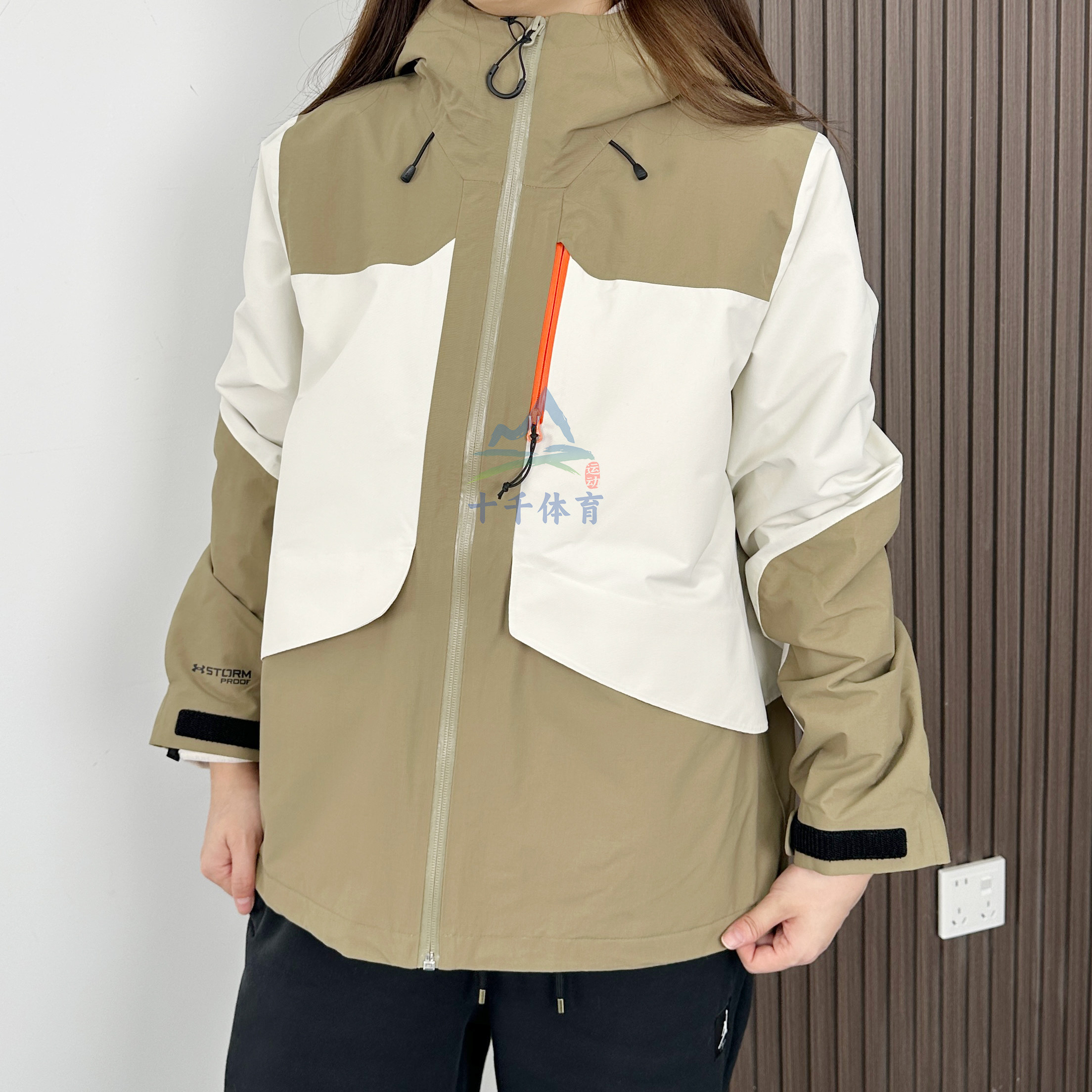 24新款UA安德玛女子三合一外套Urban Outdoor连帽运动夹克1389313