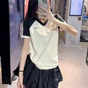 迪达斯三叶草女子V领运动短袖T恤