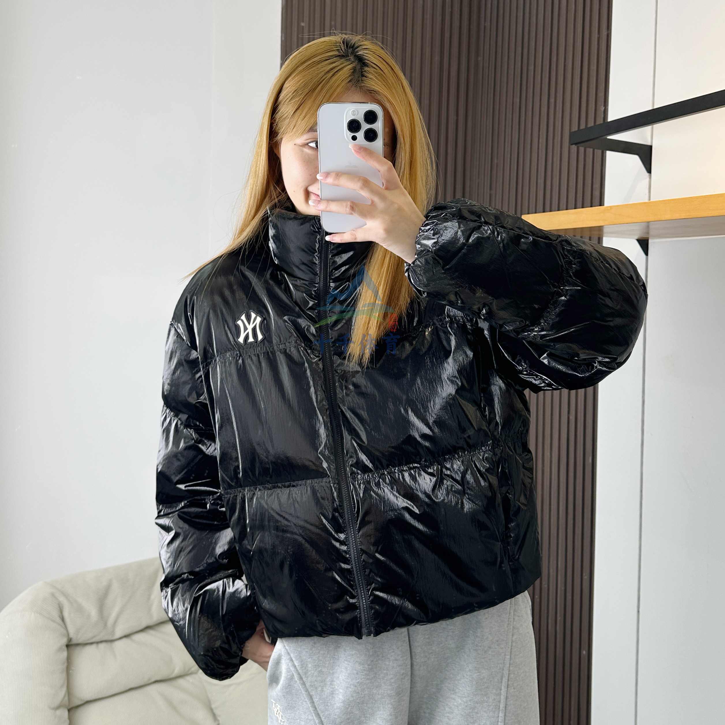 25冬季新款MLB女款羽绒服NY亮面短款面包服运动棉羽外套3FDJB0556 - 封面