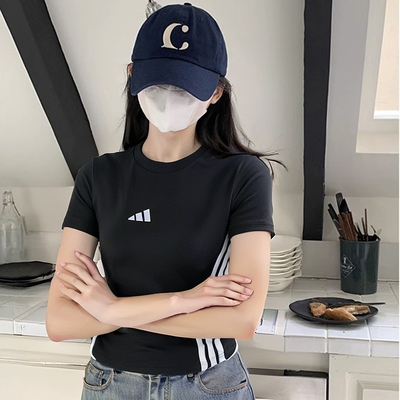 阿迪达斯修身短款高腰女短袖T恤