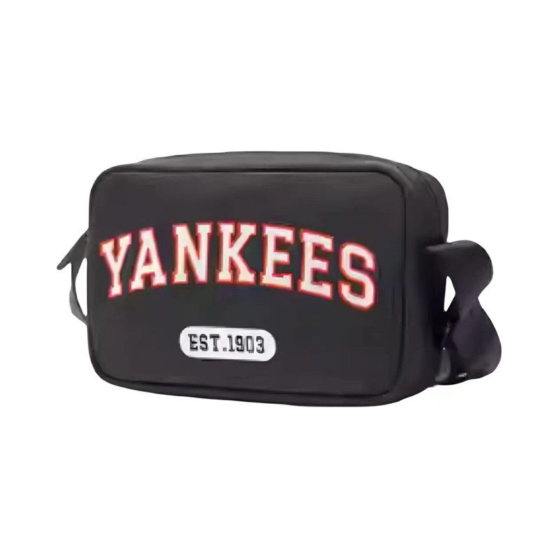 24新款MLB情侣斜挎包男女学院风字母刺绣通勤挎包休闲包3ACRM014N