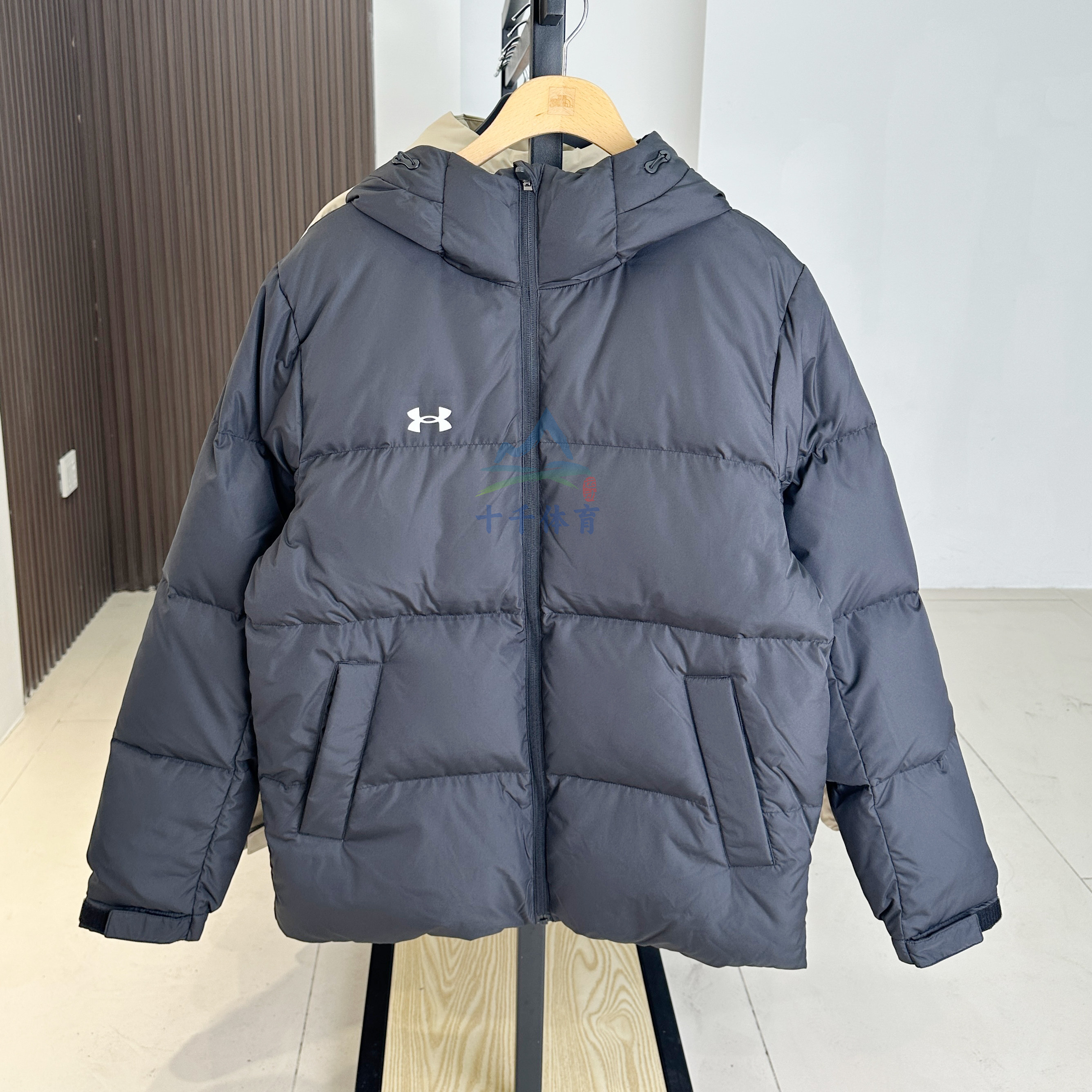 安德玛保暖连帽运动羽绒服外套