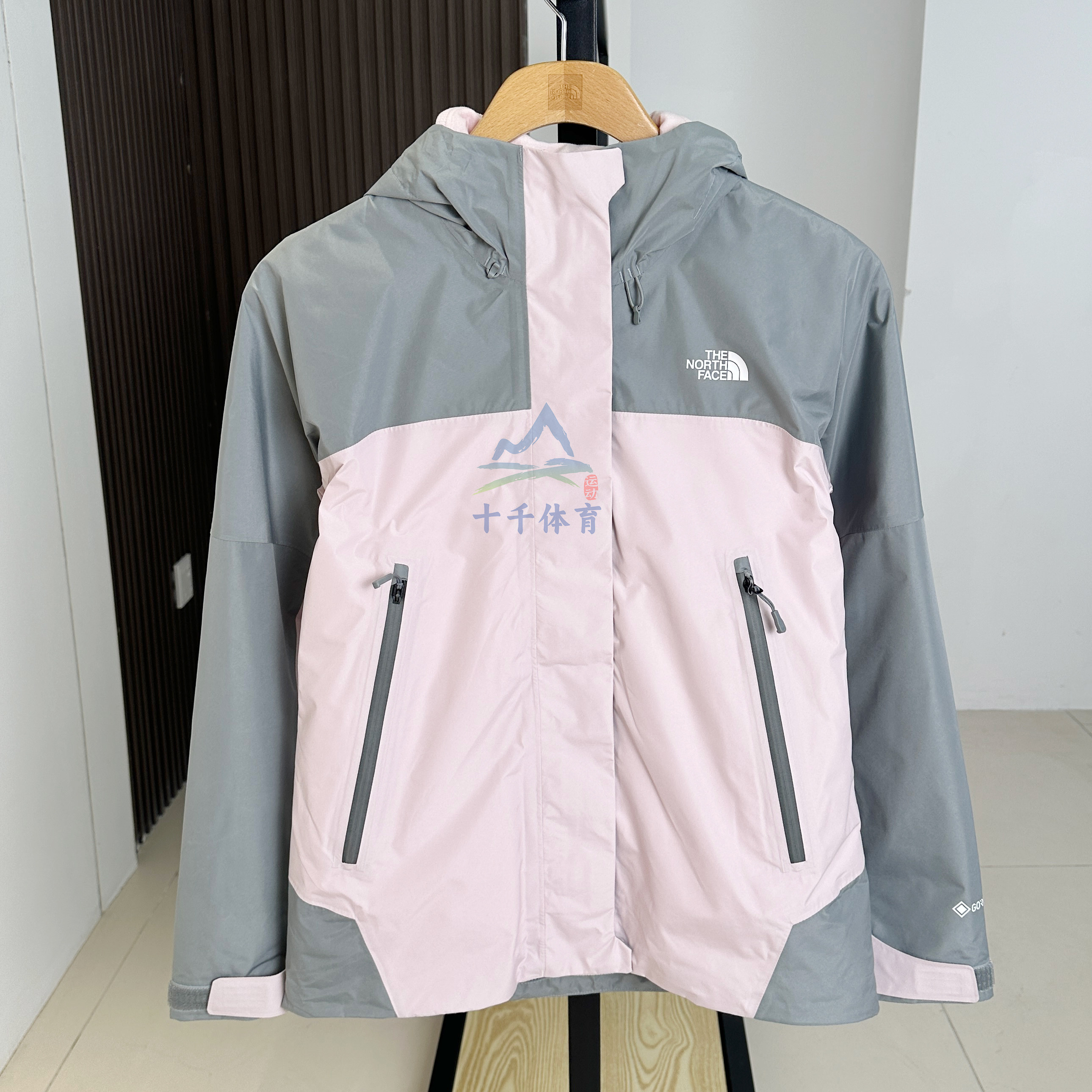 北面女子抓绒内胆三合一冲锋衣