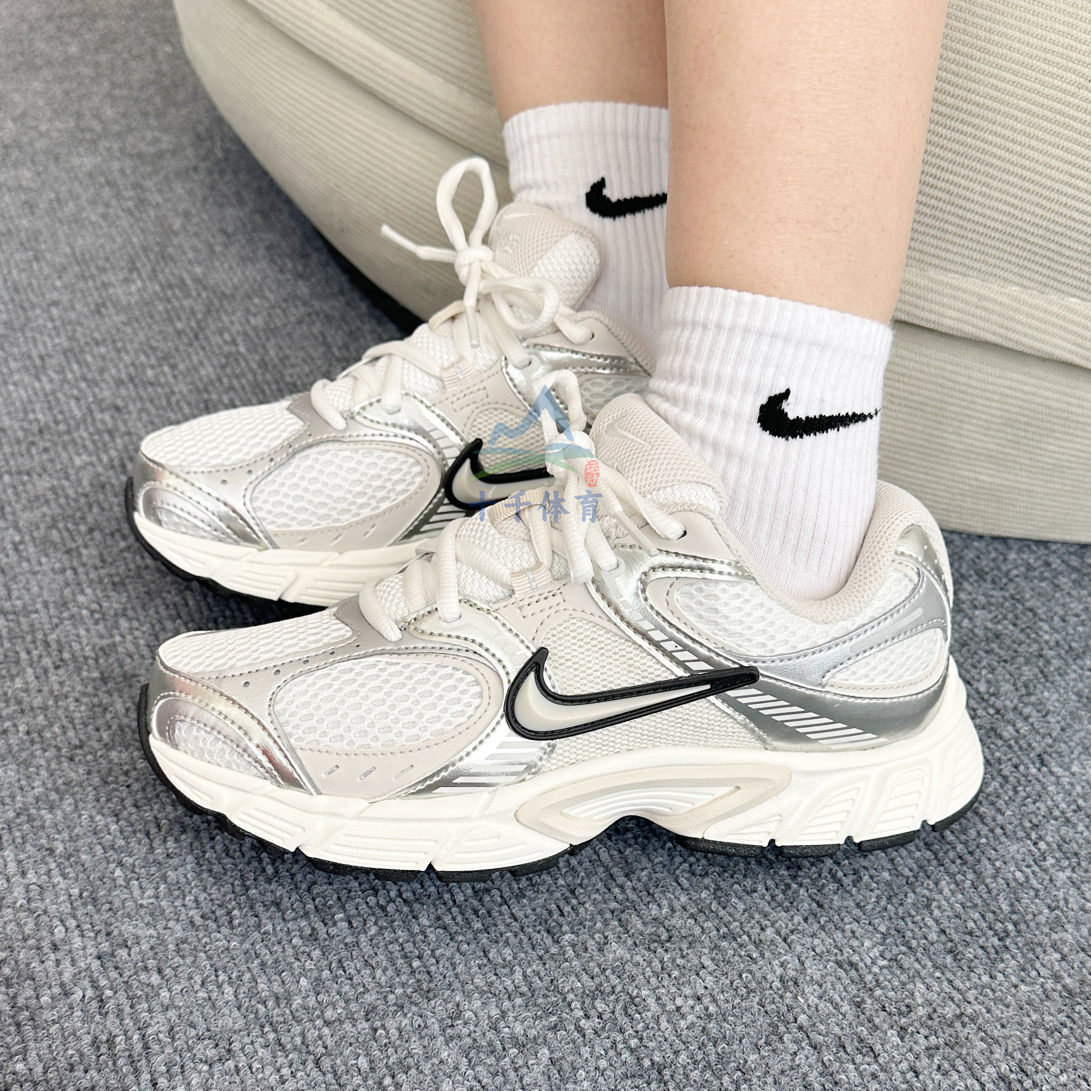 Nike耐克V5 RNR 25跑步鞋女鞋子25秋季运动鞋透气网面鞋HQ7901