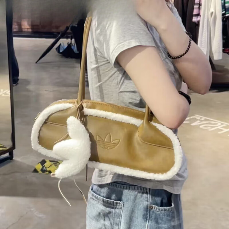 阿迪达斯三叶草女运动毛绒法棍包
