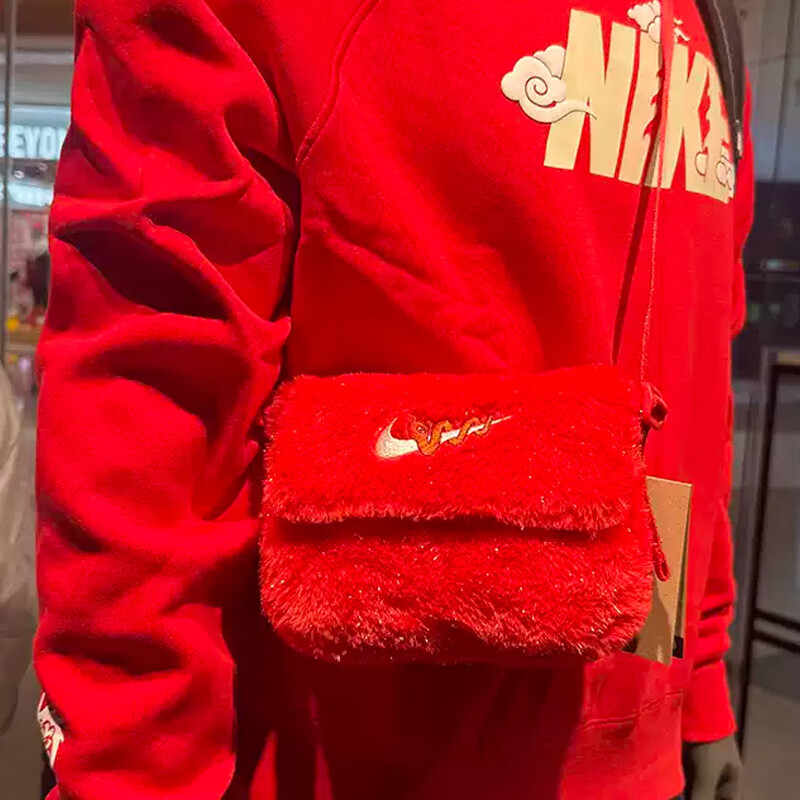 NIKE耐克单肩包男女25新年款CNY蛇年红色小包毛绒可爱挎包HV6119