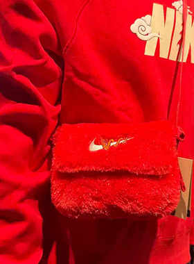 NIKE耐克单肩包男女25新年款CNY蛇年红色小包毛绒可爱挎包HV6119