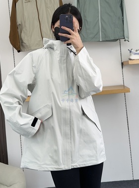 安德玛UA女子冲锋衣25新款City Explorer连帽运动夹克外套6005891