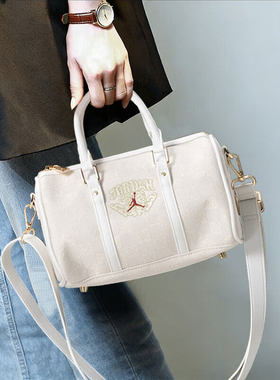 26新款NIKE耐克男女大容量单肩运动休闲斜挎包滚筒包JD2613097AD