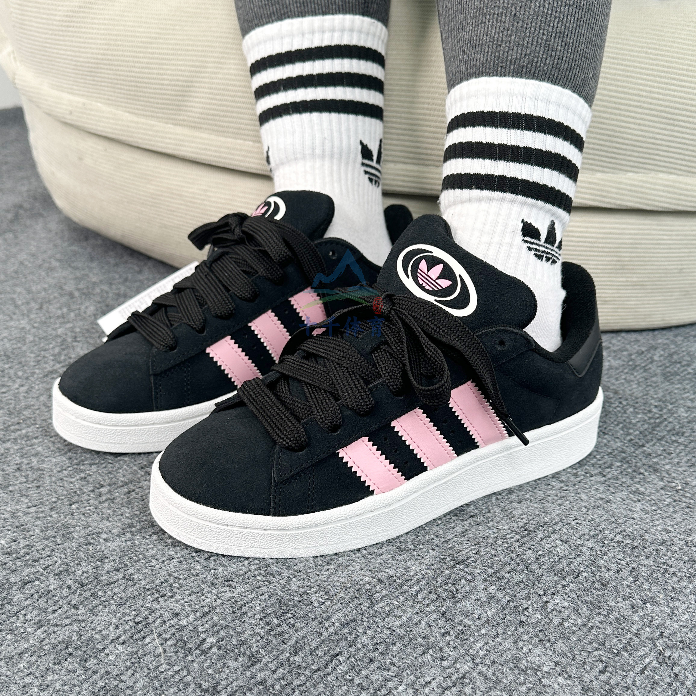 阿迪达斯三叶草女子运动休闲板鞋