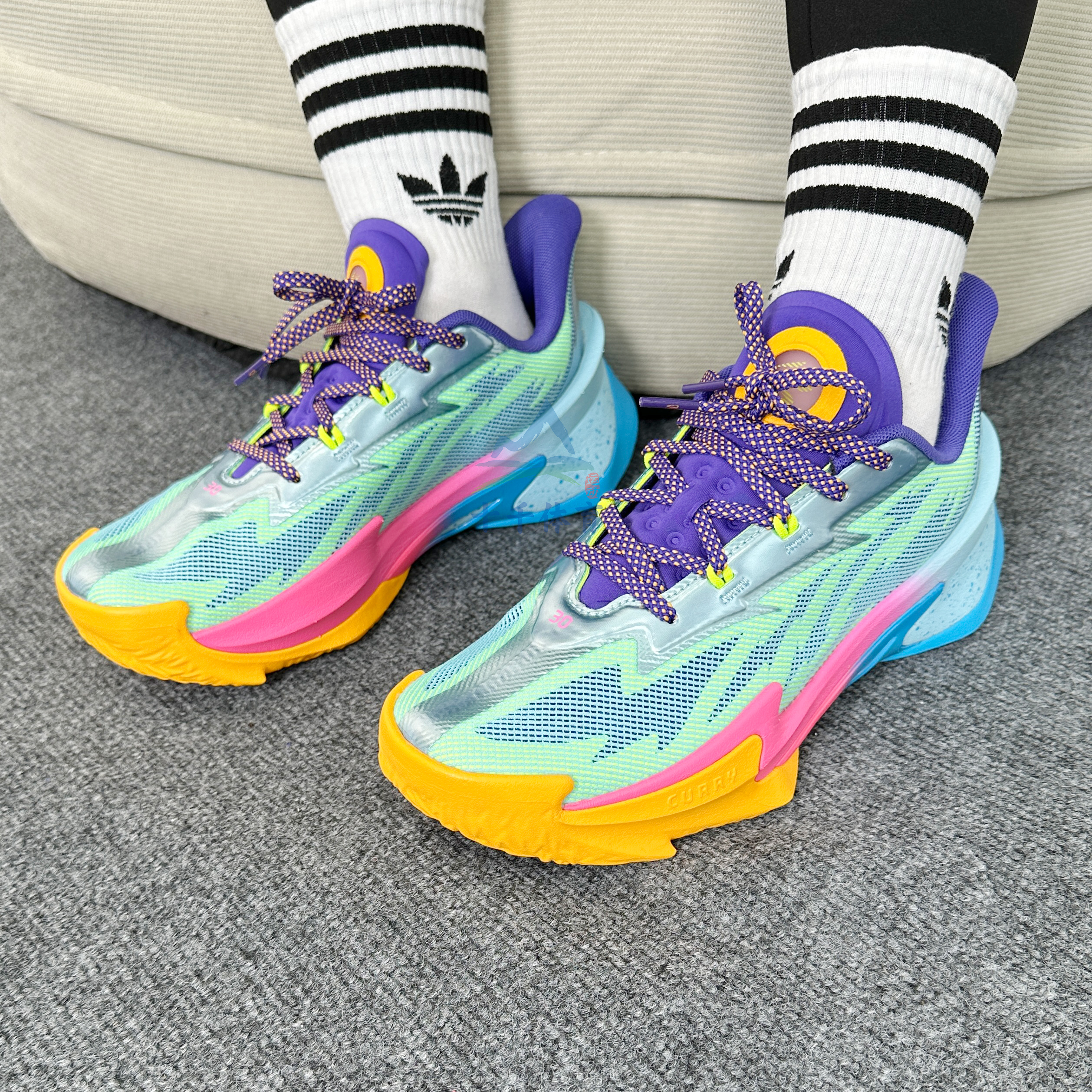 安德玛新款健身运动实战球鞋男子