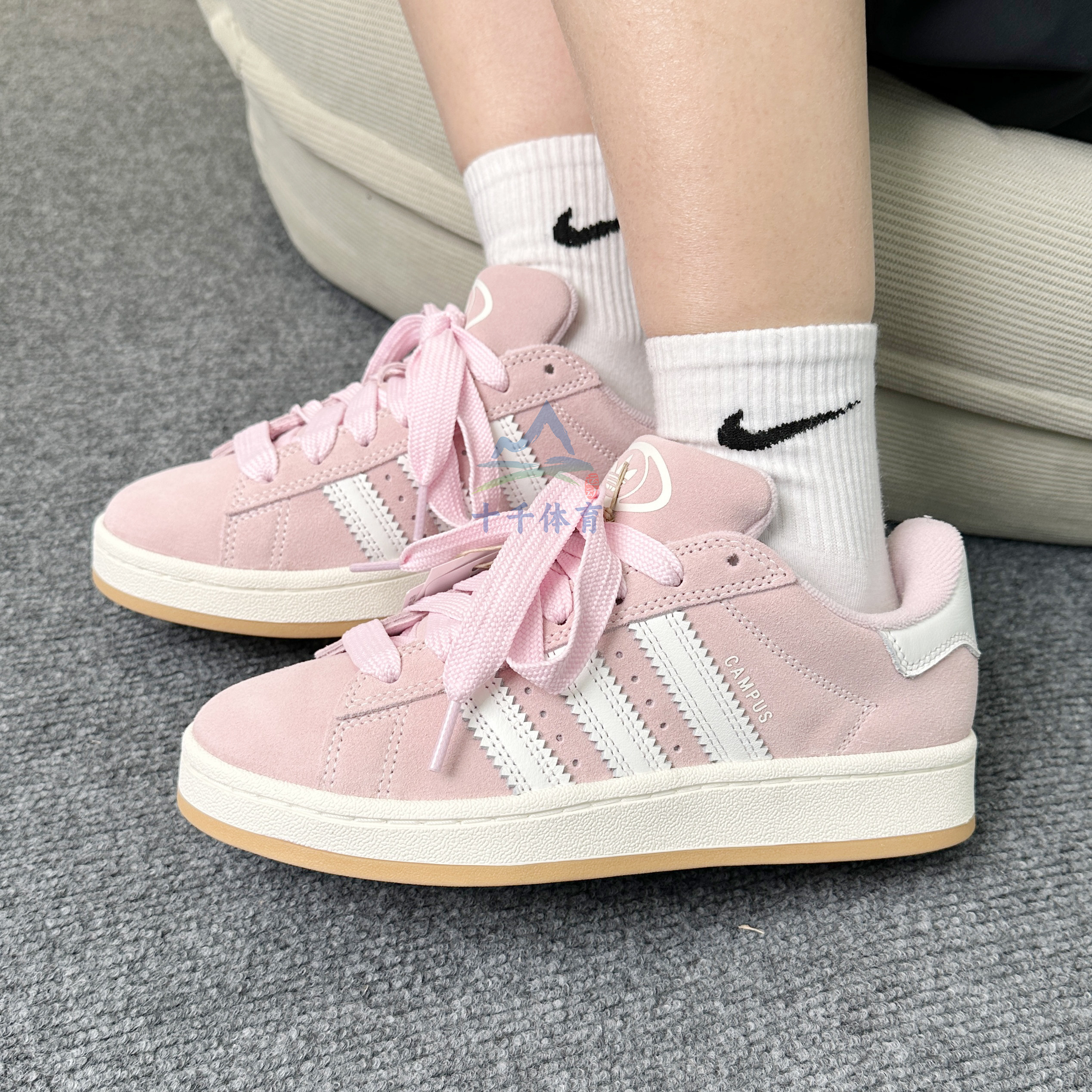 阿迪达斯三叶草系列女休闲鞋