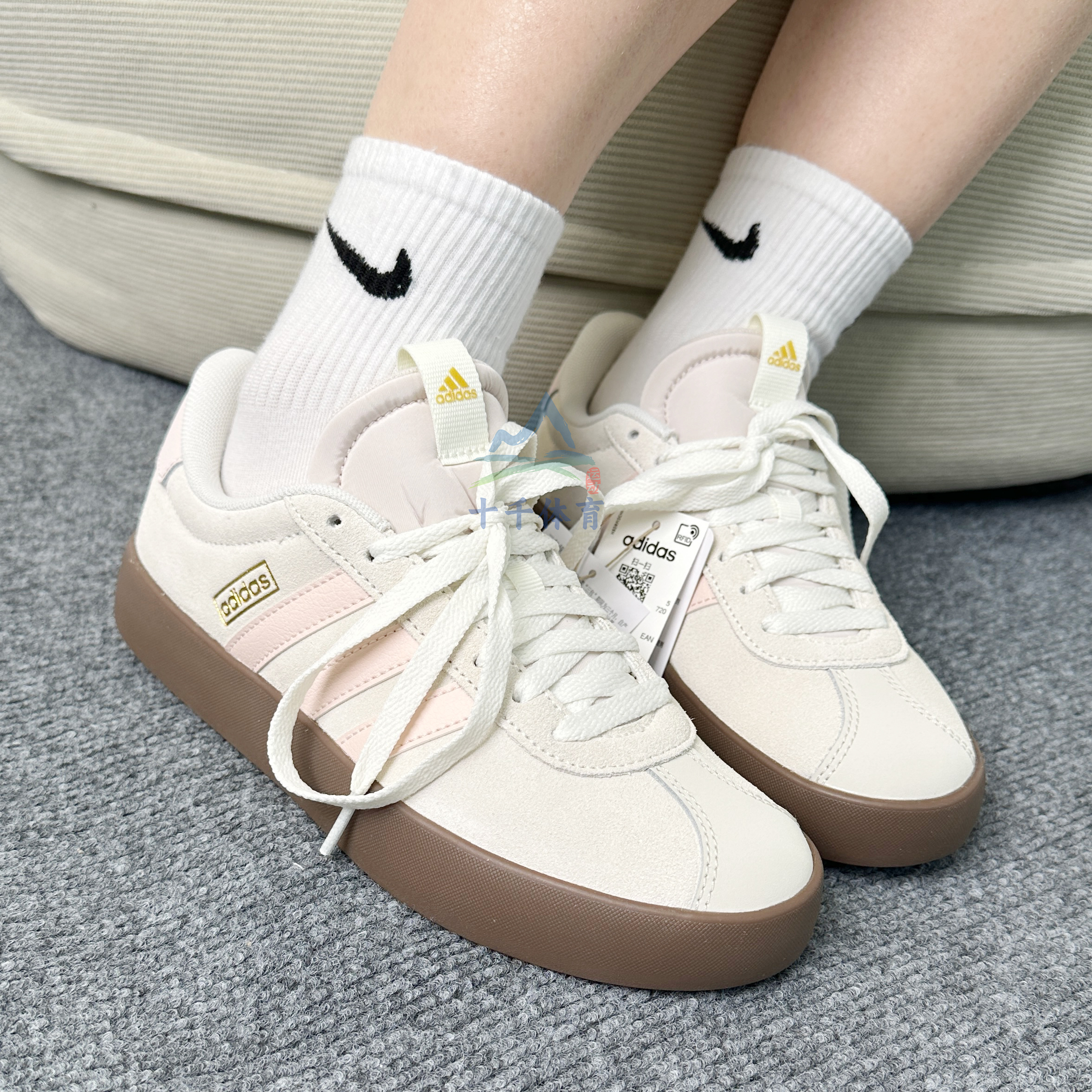 阿迪达斯女子网球板鞋休闲鞋