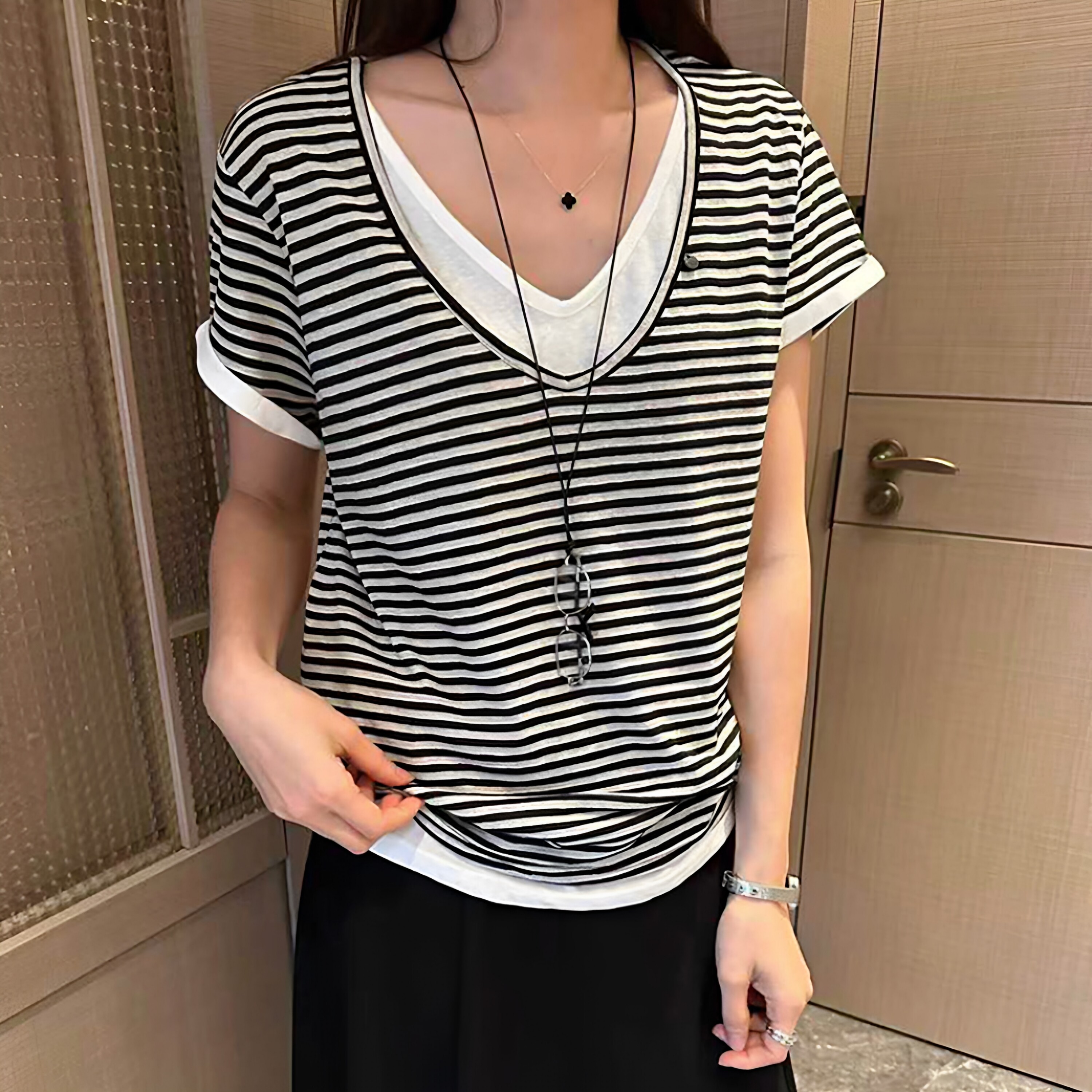 V领条纹假两件上衣女时尚洋气短袖T恤夏季微胖显瘦设计感棉质上衣