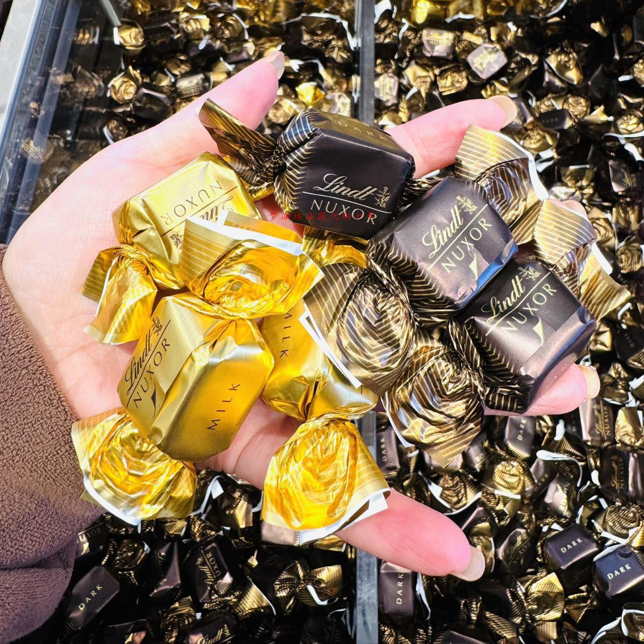 现货 新包装Lindt瑞士莲金装经典榛子仁黑巧牛奶夹心巧克力