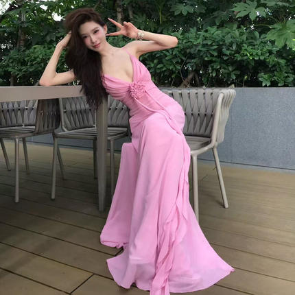 纯欲多巴胺绝美少女粉不规则飘逸拖尾礼服吊带长裙氛围感度假仙裙
