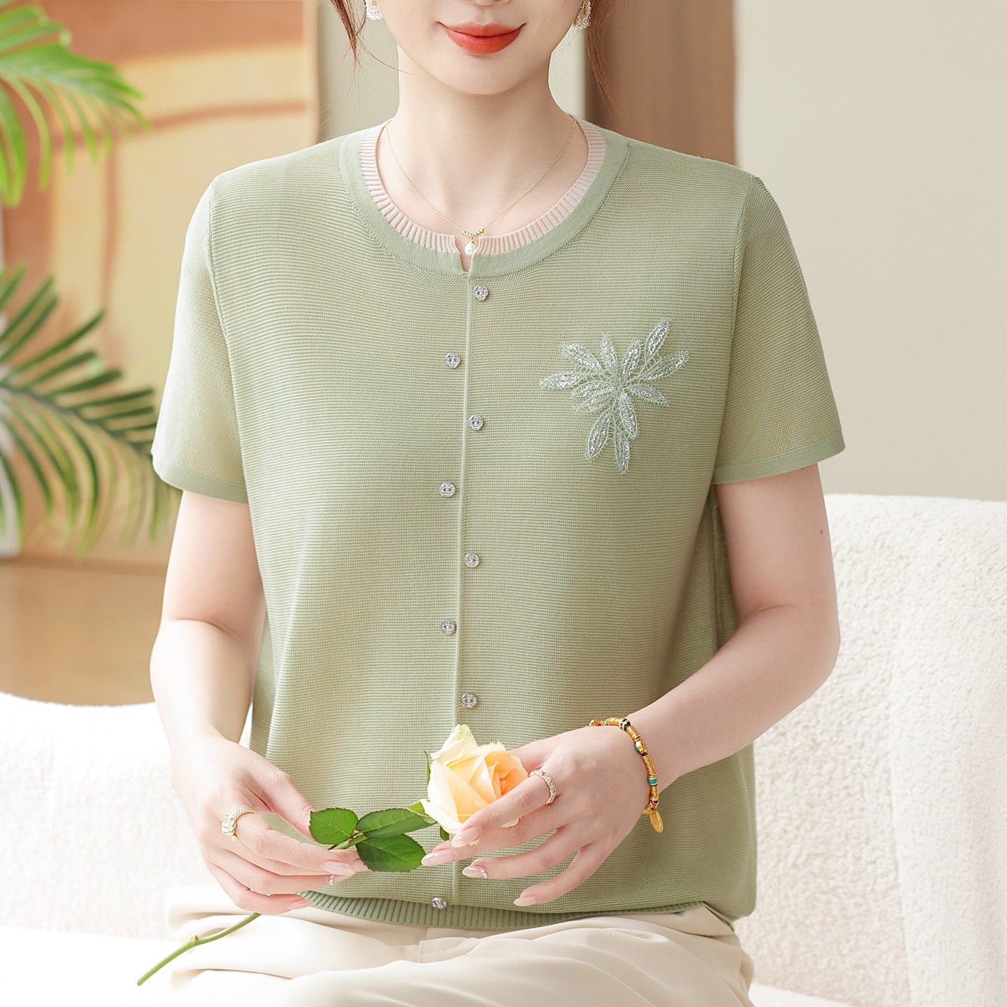 洋气妈妈夏装短袖冰丝刺绣T恤女加肥加大码中老年时尚桑蚕丝上衣