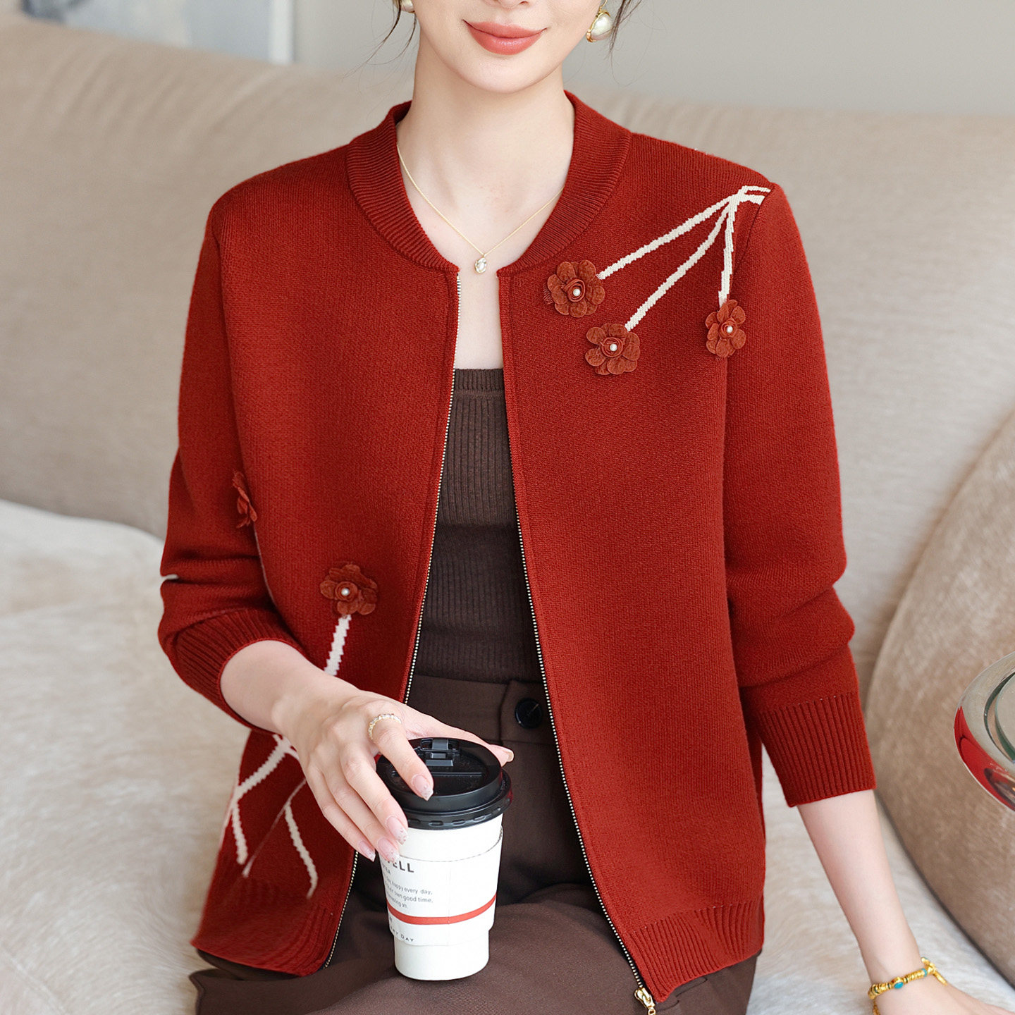 洋气中老年妈妈秋装上衣绣花针织开衫加肥加大码女装圆领拉链外套