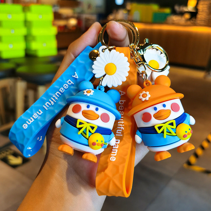 卡通可爱背包鸭钥匙扣硅胶公仔汽车钥匙链情侣包包挂饰小商品递推