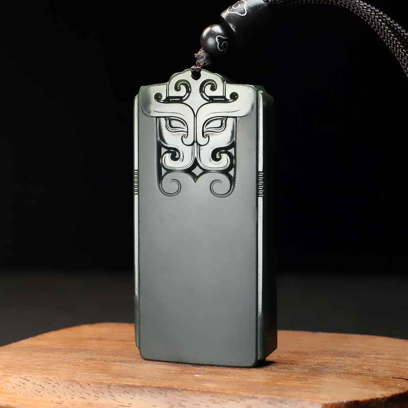 女士新疆青玉平安牌玉吊坠