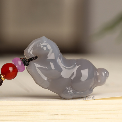 和田玉烟紫马玉吊坠玉质温润细腻