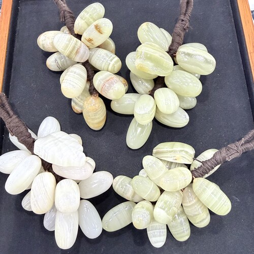 新疆玉石葡萄粒摆件巴基斯坦纯天然手工玉器石葡萄串伴手礼纪念品