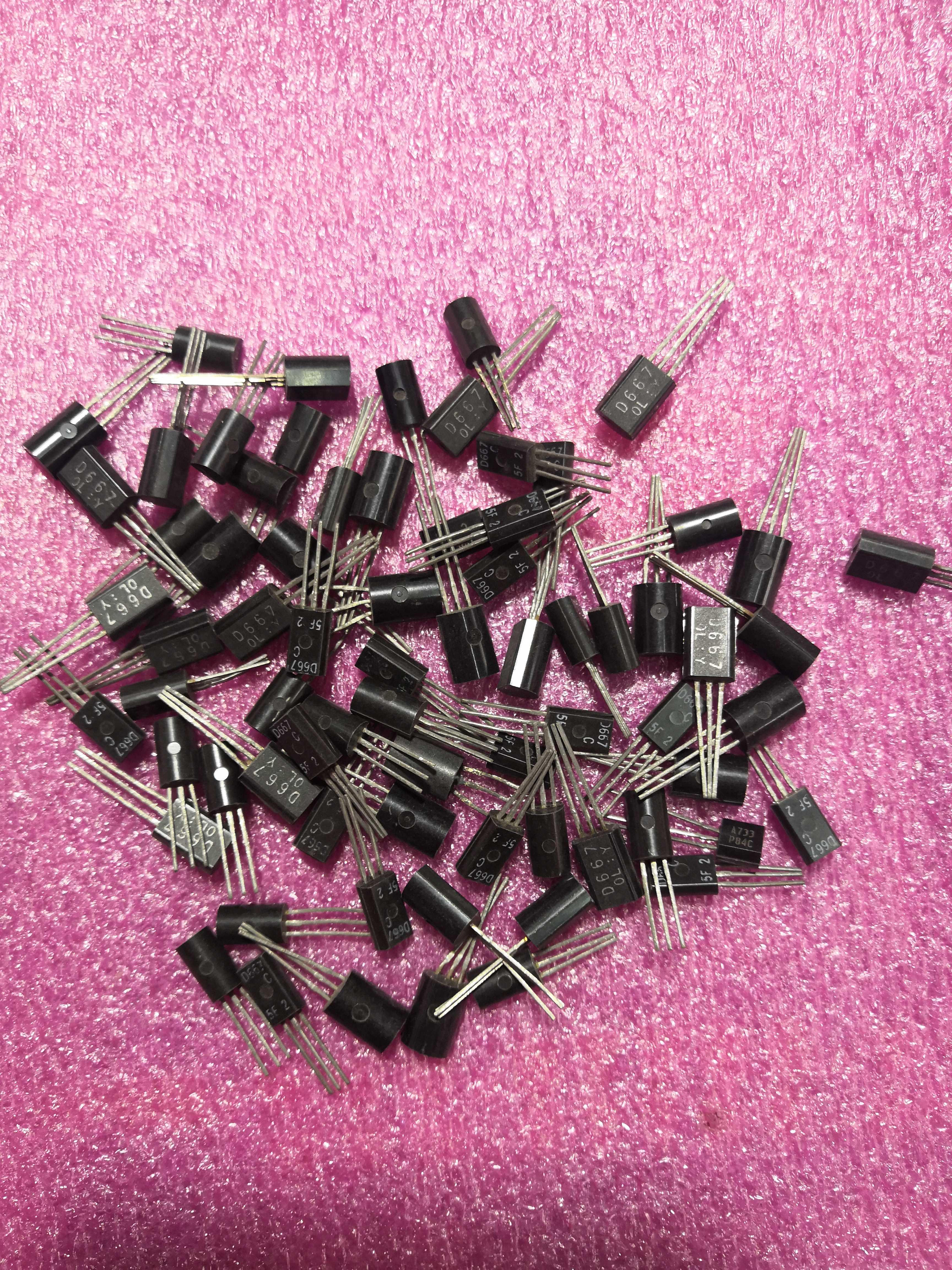 三极管D667 2SD667 功率三极管 TO-92L