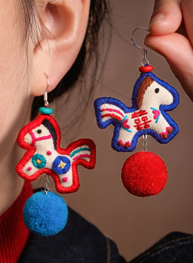 王的手创 小马新年耳环红色耳饰2026新款纯银小众高级手工刺绣女