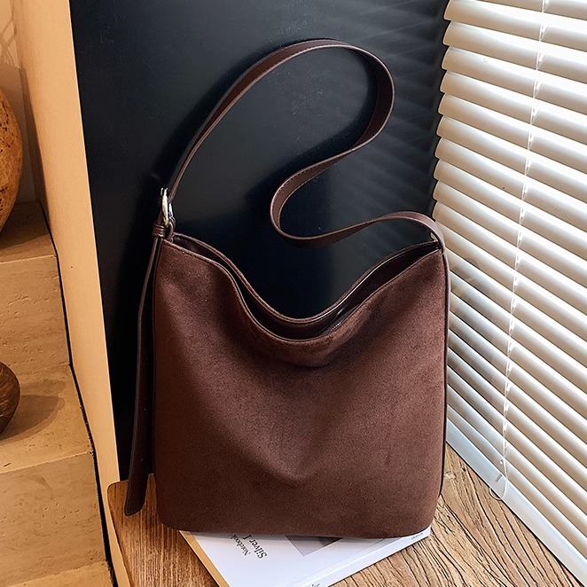 2025新款潮复古麂皮水桶包女大容量百搭单肩手提包简约休闲斜挎包