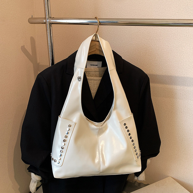 白色腋下包女百搭铆钉装饰油蜡皮大容量单肩包复古流浪包,箱包皮具/热销女包/男包,腋下包,淘宝优惠券,粉丝福利购,淘宝优惠卷