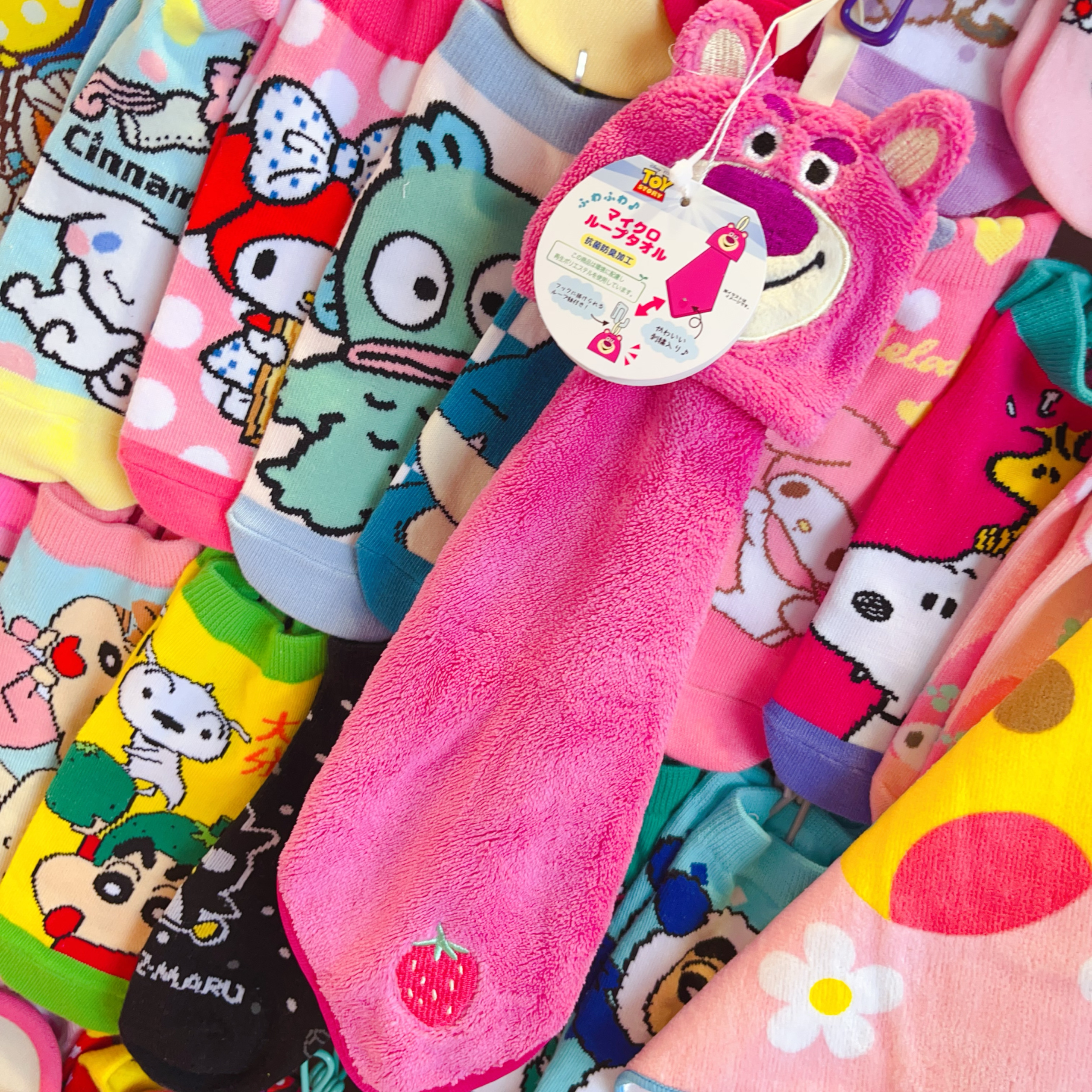 出口日本方巾卡通可爱带挂绳手帕口水巾玩具总动员草莓熊方巾