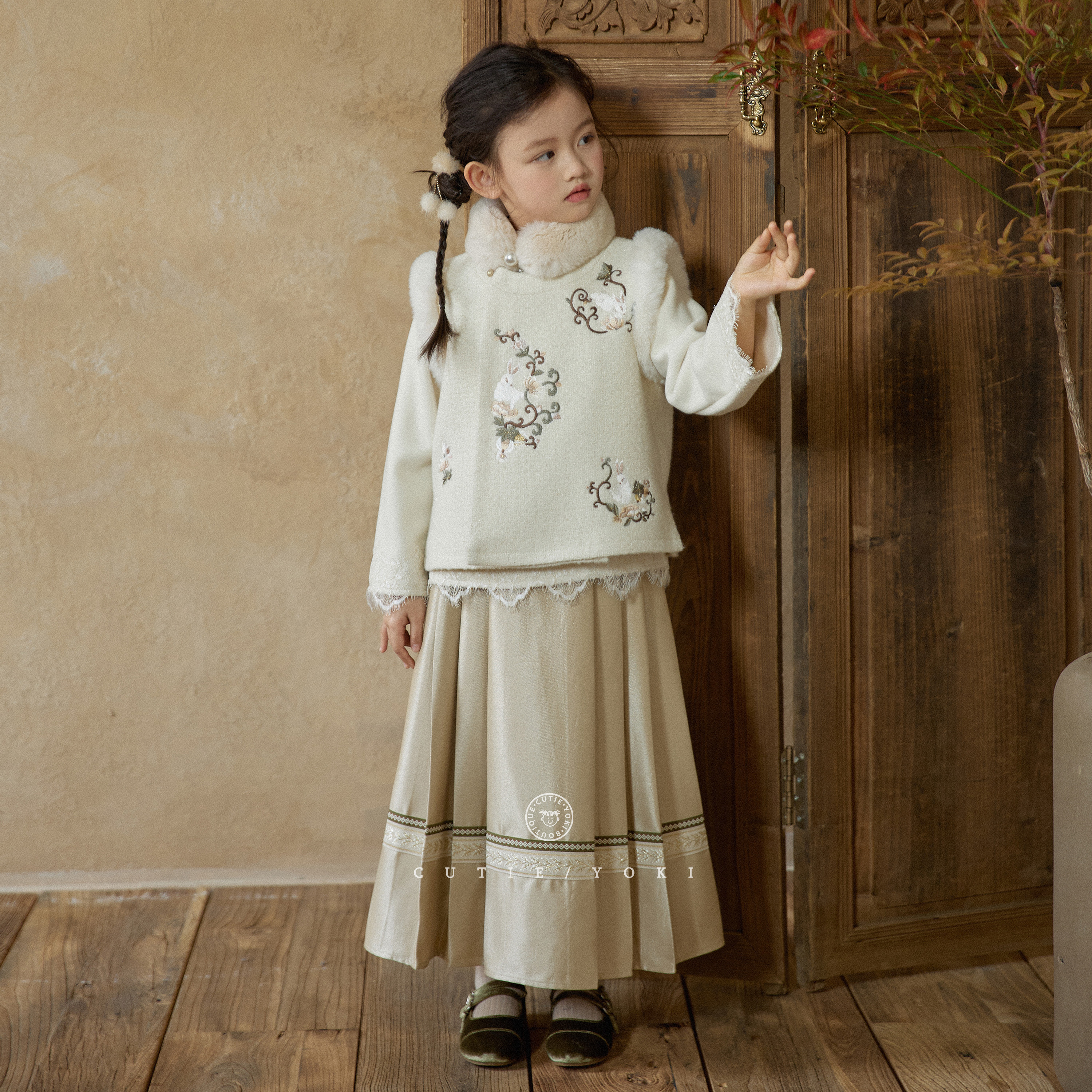 现货yoki家女童年服汉服套装绣花马甲马面裙羊毛真丝厚上衣斗篷